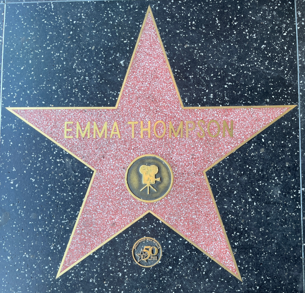 Der Stern von Emma Thompson auf dem Hollywood Walk of Fame, der ihren Namen in weißer Schrift auf einem schwarzen, fünfzackigen Stern zeigt.