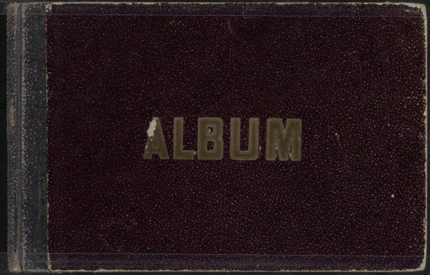Albumcover mit dem Wort "Album" auf schwarzem Hintergrund.