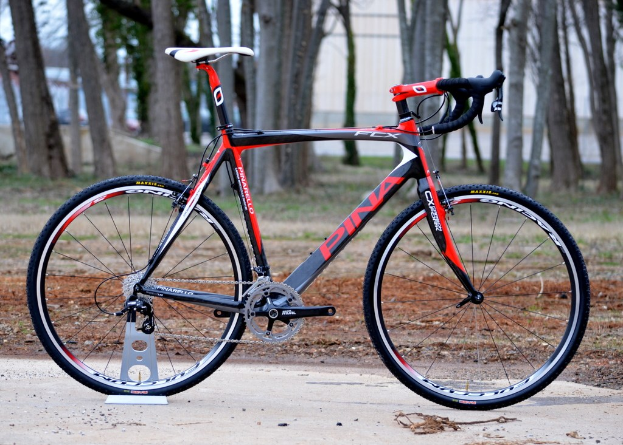 Ein Fahrrad in der Nähe von Bäumen geparkt.