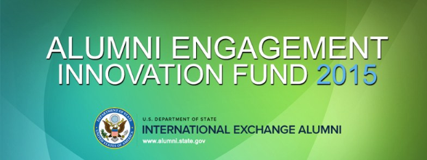 Grüner Hintergrund mit zentriertem weißem Text, der "Alumni Engagement Innovation Fund 2015" lautet, und einem blauen kreisförmigen Logo mit weißer Umrandung und einem weißen Stern in der Mitte.