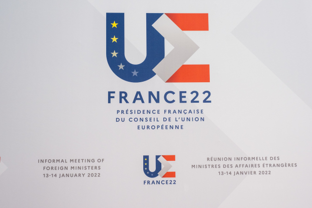 Plakat für die 'Frankreich 22 - Informelle Tagung der Außenminister' mit dem EU-Logo, das einen blauen Kreis, weißen Rahmen, weißen Stern und schwarzen zentrierten Text zeigt.