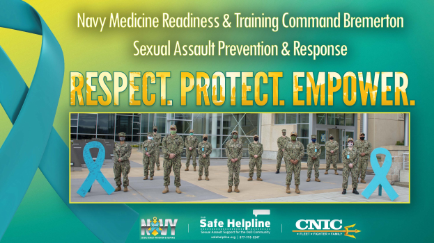Plakat für die Kampagne "Sexuelle Gewaltprävention und -intervention" des Navy Medicine Readiness & Training Command Bremerton, das Personal in Uniform vor einem Gebäude zeigt, auf dem der Text "Respekt, Schutz, Stärke" steht.