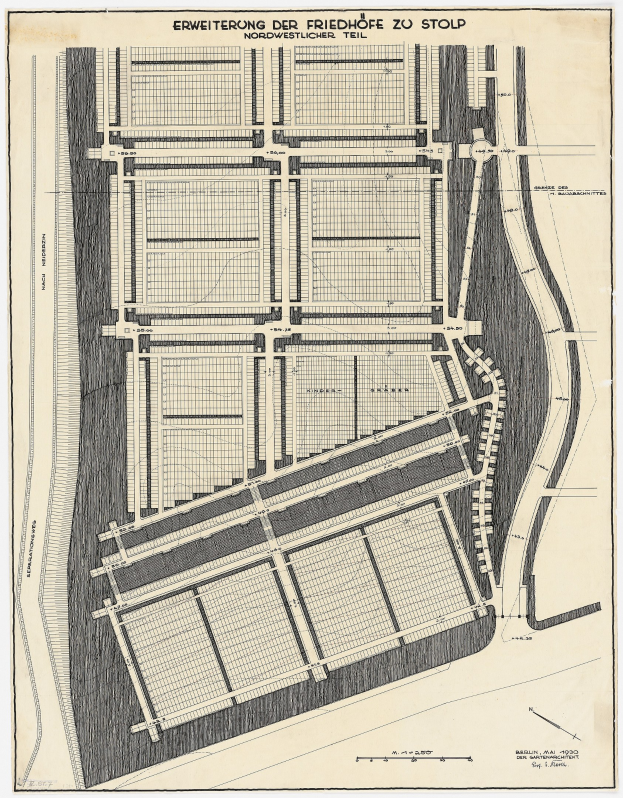 Alte Stadtkarte mit detaillierten Gebäudeplänen und handschriftlichen Textanmerkungen.