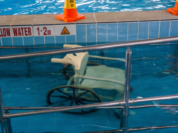 Schwimm-Meister fordern Bronzeanforderung für Minderjährige in Öffentlichen Schwimmbädern