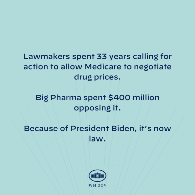 Blauer Hintergrund mit fettweißer Schrift, die "Lawmakers Spent 33 Years Calling for Action to Allow Medicare to Negotiate Drug Prices" besagt, und ein Logo unten.