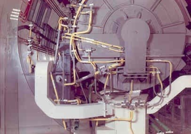 Großes industrielles Beschleunigergerät mit mehreren verbundenen Komponenten und Verdrahtung innerhalb eines Gebäudes.