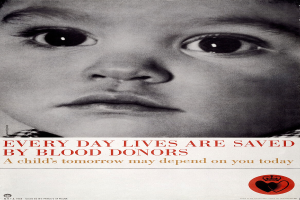 Ein Plakat mit einem ernsten Kindergesicht und der Schrift "Jeden Tag rettet Blutspenden Leben" in fetter, schwarzer Schrift.