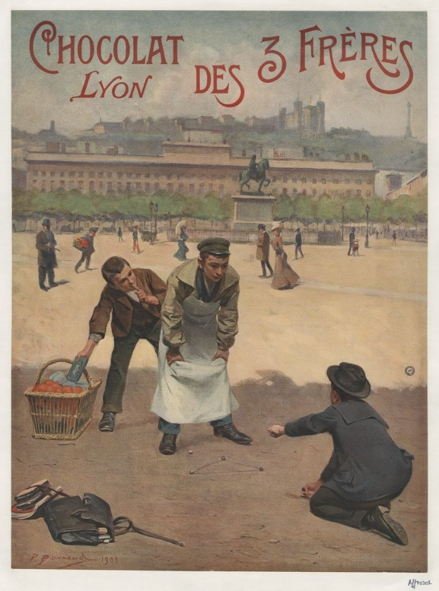 Plakat für "Chocolat des 3 Freres Lyon" mit einer Gruppe von Menschen, einem Korb mit Obst im Vordergrund und Gebäuden, Bäumen, einer Statue und einem klaren blauen Himmel im Hintergrund.
