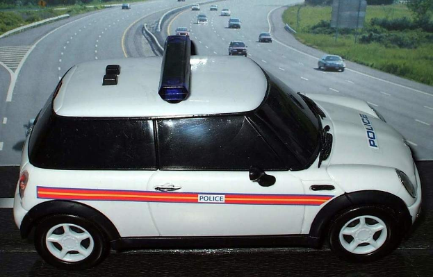 POL-MI: Polo-Fahrer flieht vor Polizeikontrolle