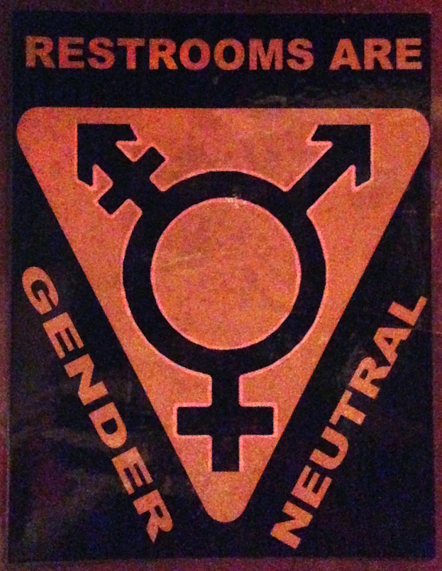 Plakat mit der Aufschrift "Geschlechterneutrale Toiletten" betont die Inklusivität in den Toiletteneinrichtungen.