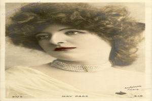 Ein altes Foto einer Frau in einem weißen Kleid und einer zarten Kette, mit einem sanften Gesichtsausdruck und einer klassischen Frisur, mit einem Wasserzeichen auf dem Bild.