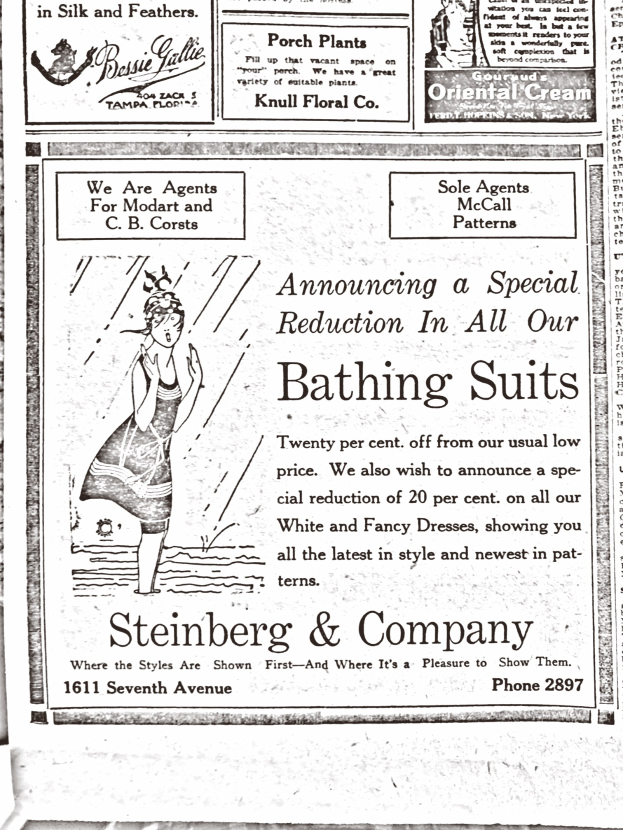 Eine Frau in einem weißen hochgeschlossenen Kleid mit langen Ärmeln und einem Dutt trägt einen friedlichen Ausdruck in einer Steinberg & Company-Badeanzugwerbung.