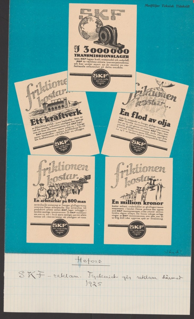 Ein altes Buch mit losen Papieren, die handgeschriebene Texte enthalten, liegt obenauf.