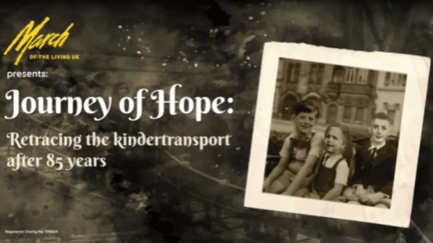 Ein Plakat mit dem Titel "Reise der Hoffnung: Rückblick auf die Kindertransport nach 85 Jahren" zeigt ein Gruppenfoto von strahlenden Menschen auf der rechten Seite und Text auf der linken Seite vor einem hellblauen Himmel mit weißen Wolken.