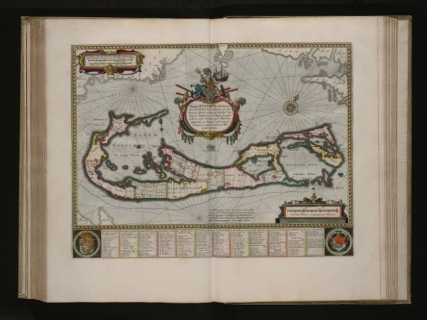 Ein aufgeschlagenes Buch mit einer Landkarte der Britischen Jungferninseln in der Mitte, umgeben von Text und Bildern, mit einem dunklen Hintergrund.