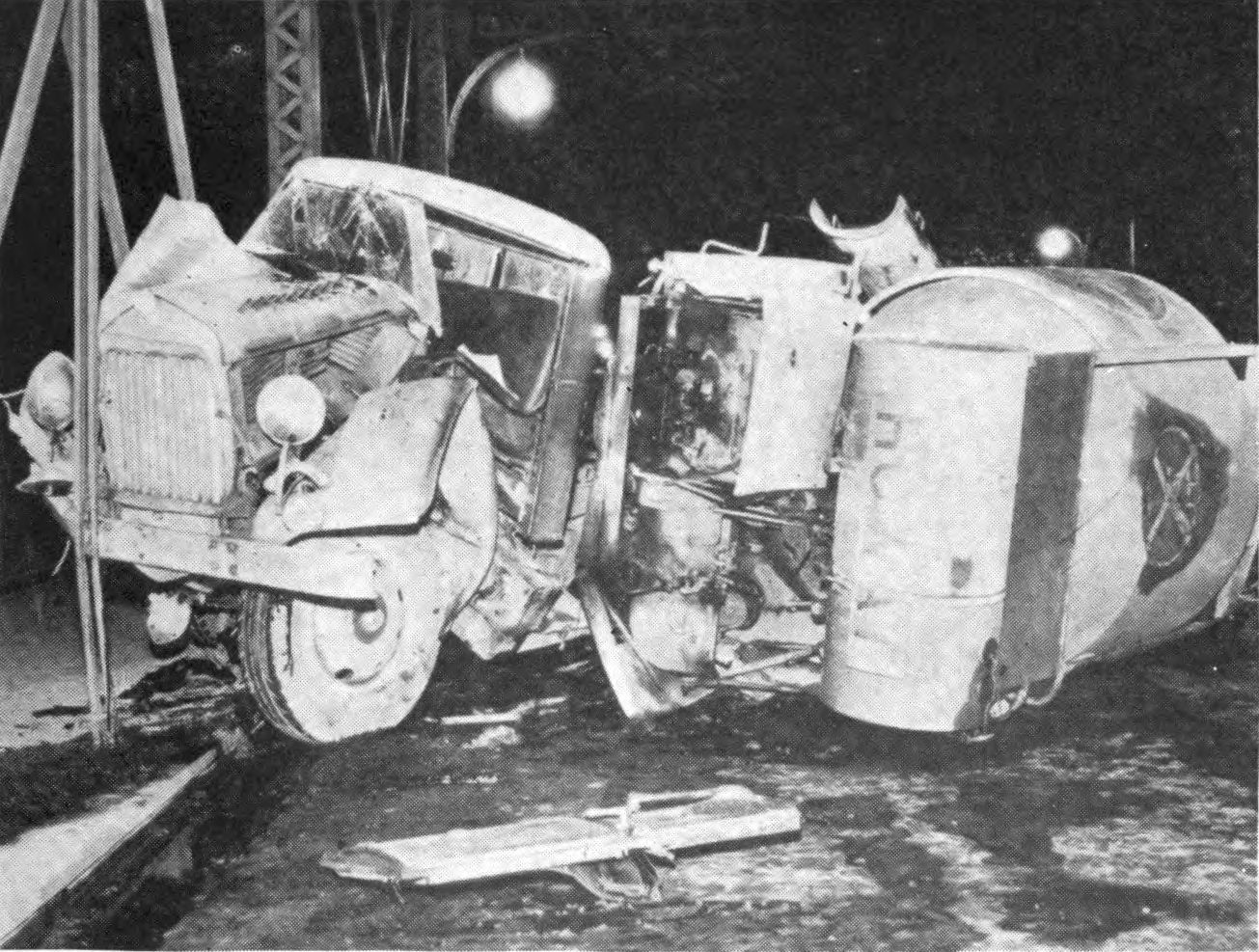 Ein Schwarz-Weiß-Foto eines umgestürzten Autos an der Straßenseite mit Metallstangen und einer Laterne im Hintergrund und einem Text unten, der "1930er-Jahre-Auto-Unfall" lautet.