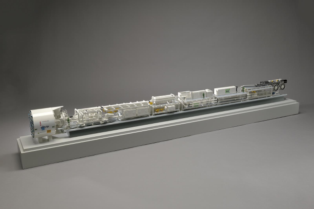 Ein detailliertes Modell eines Wasserstoff-Brennstoffzellensystems mit einem Kraftstofftank, Filter und Injektor, das auf einer weißen Oberfläche dargestellt ist.