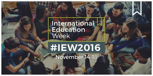 Gruppe von Menschen auf einer Couch sitzend, einige halten Bücher und Stifte, mit "International Education Week IEW 2016"-Text in der Mitte, wirken in ein Gespräch vertieft.