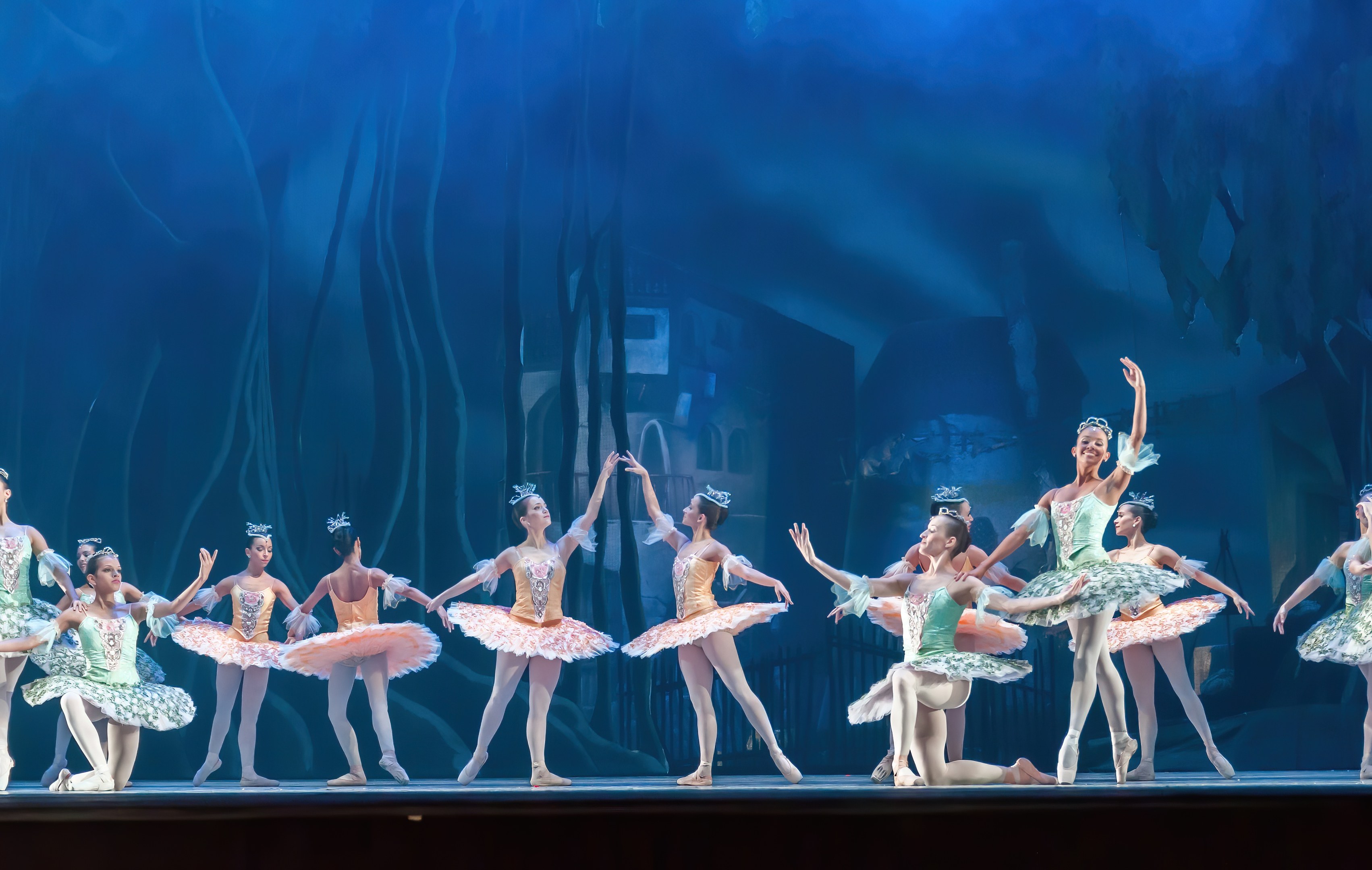 "Theater of Estrada Song" des Zentrums für Ästhetische Erziehung von Kindern der Oblast Nizhny Novgorod wird vor Beginn der "Nussknacker"-Vorstellung im Nizhny Novgorod TYUZ am 1. Juni auftreten