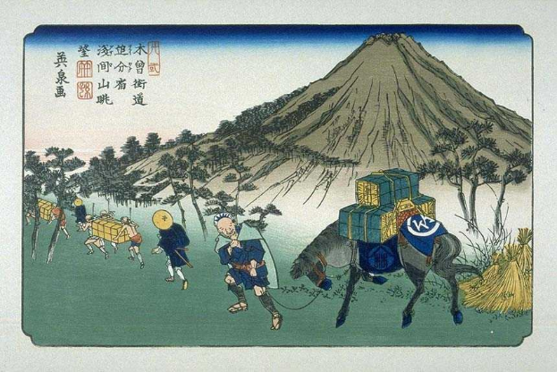 Holzschnitt von Utagawa Kunisada Toyokuni III, der Reisende in der Nähe des Fuji-Gipfels mit Bäumen, Hügeln und Text auf der linken Seite zeigt.