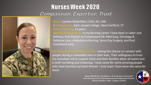 Eine Frau in einer Militärkrankenschwesteruniform lächelt warm und repräsentiert "Krankenpflegewoche 2020" mit den Worten "Mitgefühl, Expertise, Vertrauen" daneben.