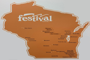 Buntes Plakat einer Wisconsin-Karte voller verschiedener Lebensmittel, beschriftet mit "Festival Foods."