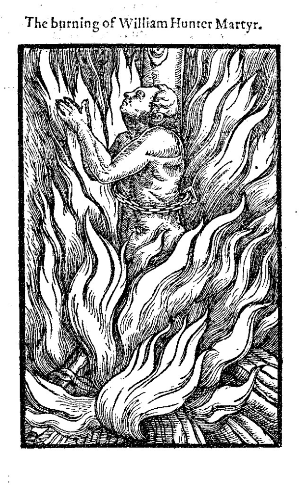 Schwarze und weiße Zeichnung einer Person, die von hellen orangefarbenen und gelben Flammen umgeben ist, mit geschlossenen Augen und gefalteten Händen, mit der Inschrift "Die Verbrennung von William Hunter Märtyrer" oben.