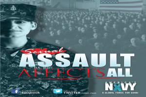 Ein Plakat mit einer Frau in Uniform vor einer Menge, mit einer Flagge im Hintergrund und der Aufschrift "Sexueller Missbrauch betrifft alle."