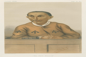 Ein Mann in weißem Hemd und dunkler Hose sitzt an einem Tisch und schaut ernst, mit dem Text "Die Rasenbetrug" unten auf dem Bild.