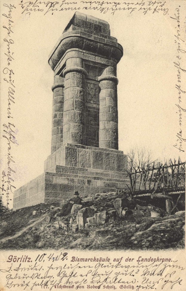 Alte Postkarte mit einer Zeichnung der Bismarcksäule auf der Landeskrone, umgeben von Bäumen und Felsen, mit der Beschriftung "Bismarcksäule auf der Landeskrone" unten.