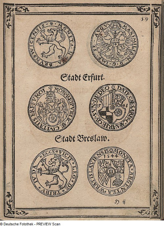 Vier verschiedene Dichtungen, die in einem Kreis auf einem offenen alten Buch angeordnet sind, jeweils mit einem eindeutigen Design, neben einer Seite mit Text und Bildern.