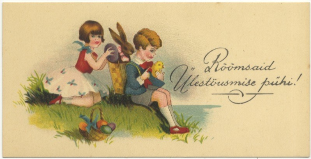 Zwei Kinder sitzen auf dem Gras, eines hält einen Korb mit Ostereiern und das andere ein Spielzeug, im Hintergrund ein Plakat.