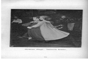 Zwei junge Mädchen tanzen in einem Raum, mit ein paar Menschen im Hintergrund, schwarzes und weißes Foto mit Text "Hermann Knopf, Tanzende Kinder" unten.