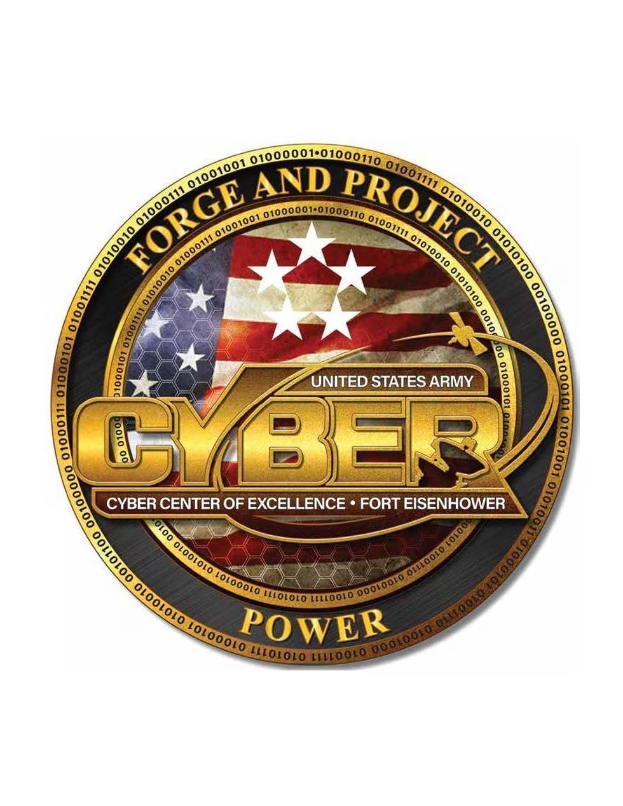 Logo der United States Army Cyber Center of Excellence, Fort Eisenhower, mit einem blauen Kreis mit einem weißen Stern, einem weißen Rand und dem Text "Forge and Project Cyber Power" in fettem schwarzen Schrift darunter.