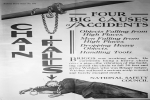 Ein schwarzes und weißes Plakat mit einer Person auf einem Pfahl liegend und Ketten, betitelt mit "Vier große Unfallursachen".