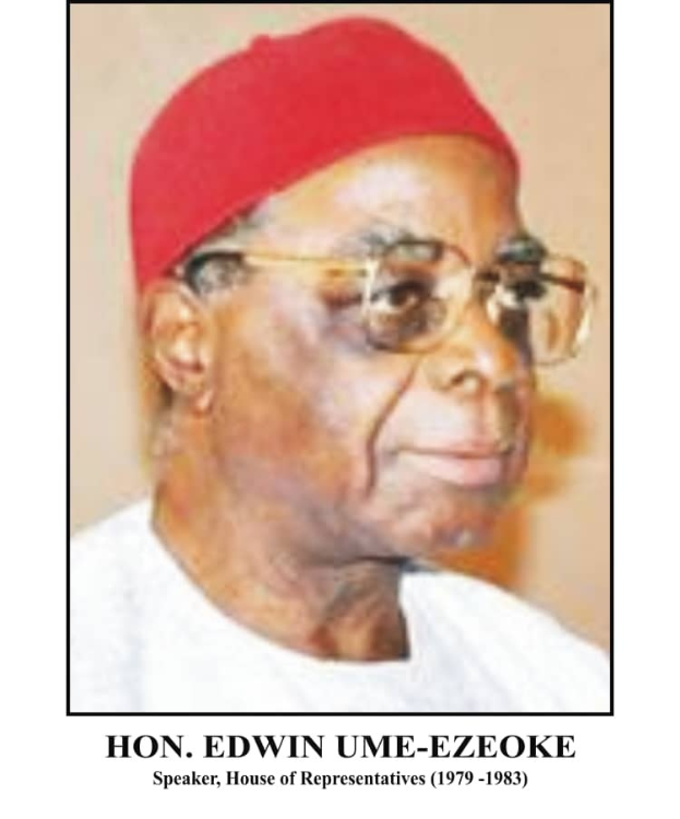 Ehrenwerter Edwin Ume-Ezeoke, ehemaliger Sprecher des Repräsentantenhauses (1979–1983), trägt eine rote Mütze und eine Brille.