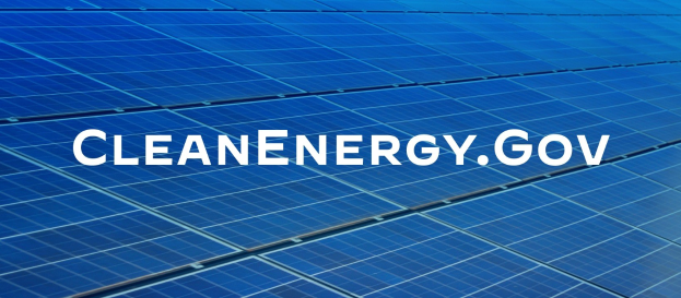 Blauer Solarpanel-Grid mit weißer "Clean Energy Gov"-Textmitte, Teil eines sauberen Energieprogramms.