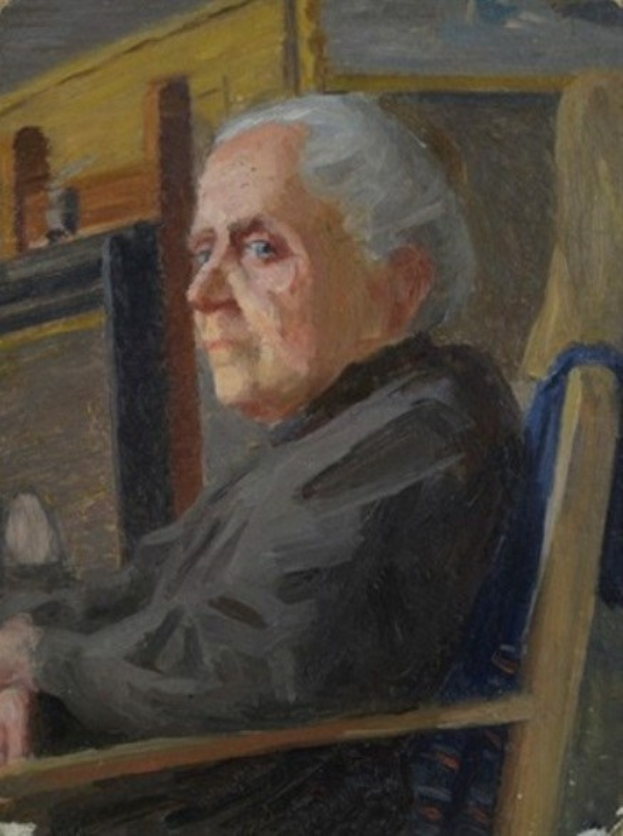 Ein alter Mann in einem weißen Hemd und dunklen Hosen sitzt friedlich in einem Stuhl mit geschlossenen Augen und Händen auf den Armlehnen vor einer einfachen Wand.