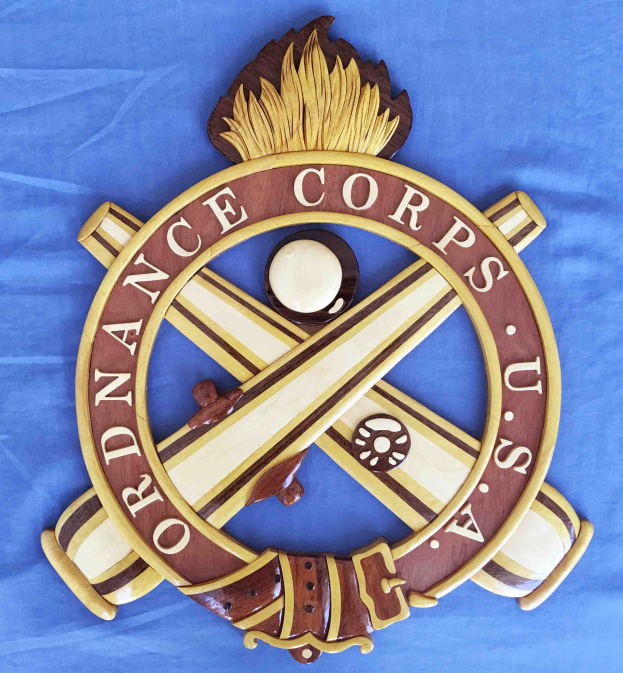Holzschild mit "Ordnance Corps"-Text, verziert mit einem geschnitzten weißen Stern auf einem navy-Blue-Hintergrund mit goldener Einfassung, auf blauem Tuch montiert.