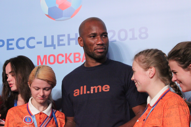 Gruppe von Menschen in Medaillen auf einer Bühne mit einer 2018 FIFA WM Russland Fahne, die einen Fußball zeigt.