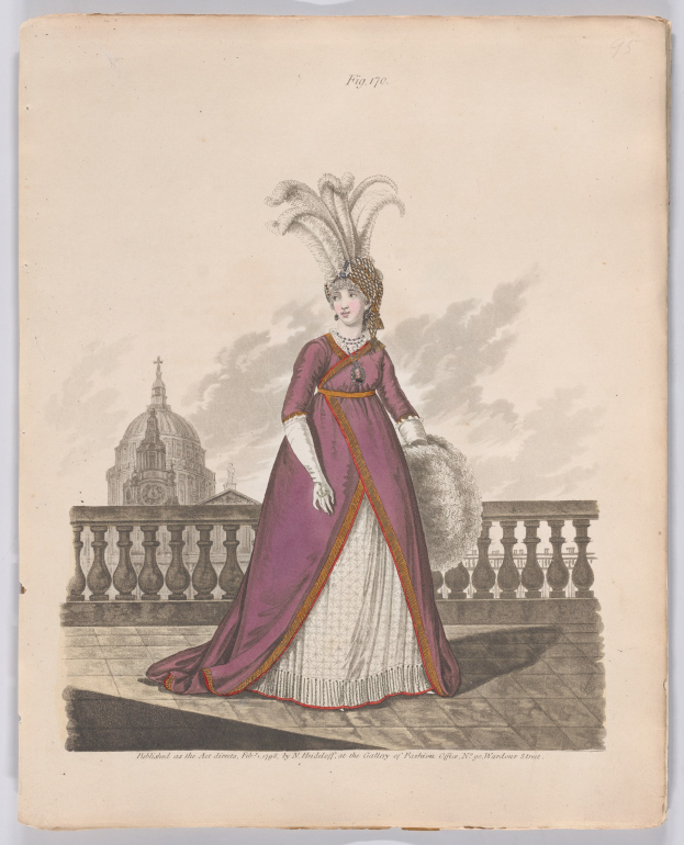 Frau in einem violetten und weißen Kleid mit einer gefiederten Kopfbedeckung, die an einem Geländer steht, mit einem Gebäude und Wolken im Hintergrund, beschriftet mit "Fashion of New York, New York Street, 1790."