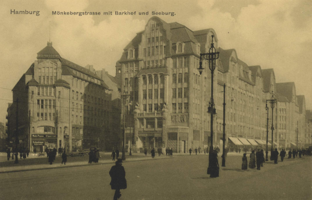 Altes Schwarz-Weiß-Foto von Fußgängern auf einer Straße in Hamburg mit Gebäuden, Straßenlaternen, Lampen und Fahrzeugen unter einem bewölkten Himmel.
