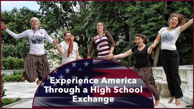 Eine Gruppe von Frauen, die fröhlich im Freien springen, mit Bäumen, Pflanzen und einem klaren blauen Himmel, mit Text unten: "Erlebe Amerika durch einen High-School-Austausch".