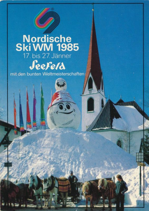 Ein Plakat der Nordischen Skiweltmeisterschaften 1985 in Seefeld, Schweiz, das eine schneebedeckte Landschaft mit Menschen, Pferden, Stöcken, Flaggen, Gebäuden, Bäumen und Himmel sowie Text über das Ereignis zeigt.