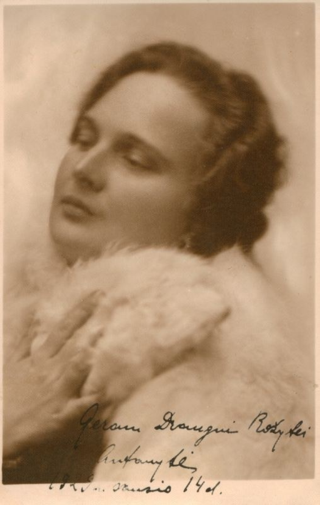 Schwarzes und weißes Porträt einer Frau namens Gloria Bouguin in einem Pelzmantel