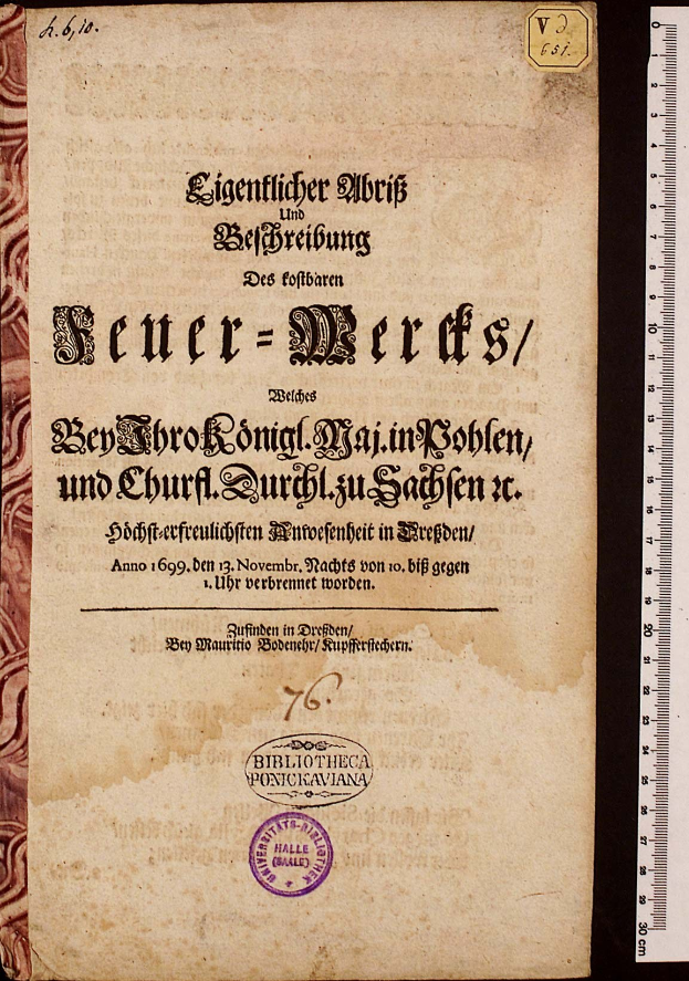 Altes Buch mit dem Titel "Bibliotheca Ponckaviana 1699-1810" mit Text und einem Stempel, neben einem Lineal auf einem schwarzen Hintergrund.