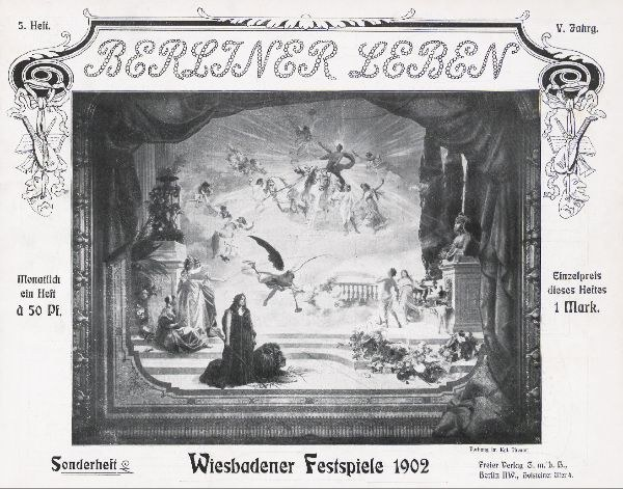 Schwarz-weißes Foto einer Bühne von den Wiesbadener Festspielen 1902, das Schauspieler in traditioneller deutscher Kleidung und ein applaudierendes Publikum im Hintergrund zeigt.