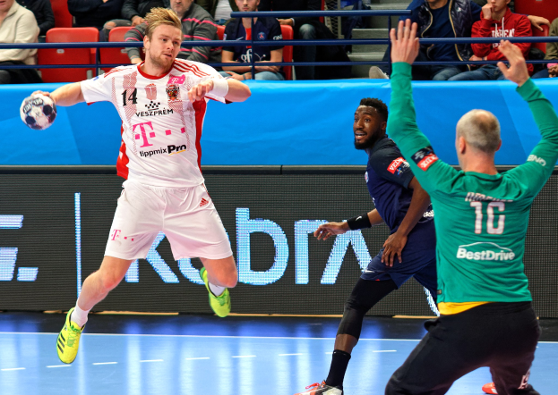 Eine Gruppe von M"annern, die Handball auf einem Platz w"ahrend des Futsal-Weltmeisterschafts-2019-Spiels zwischen Bayern M"unchen und Paris Saint-Germain spielen, mit Zuschauern im Hintergrund.