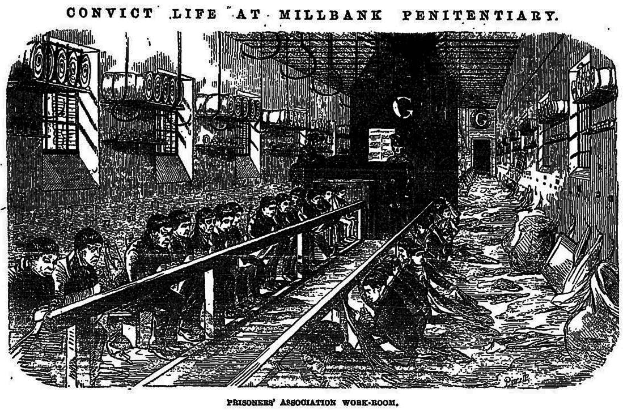 Schwarze und weiße Zeichnung eines Bahnhof-Innenraums mit Menschen, die auf verschiedenen Oberflächen sitzen, einschließlich Gleise und Geländer, mit dem Text "lebenslänglich im Millbank-Gefängnis" oben und unten.
