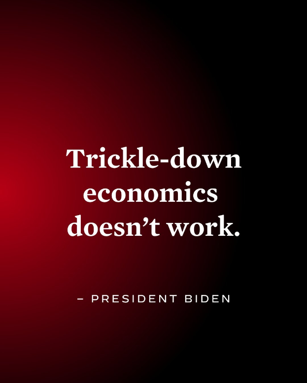 Ein Plakat mit fetter, schwarzer Schrift auf einem weißen Hintergrund, das "Trickle-Down Economics Doesn't Work" lautet, eingerahmt von einem schmalen schwarzen Rand, begleitet von einem Zitat des Präsidenten.